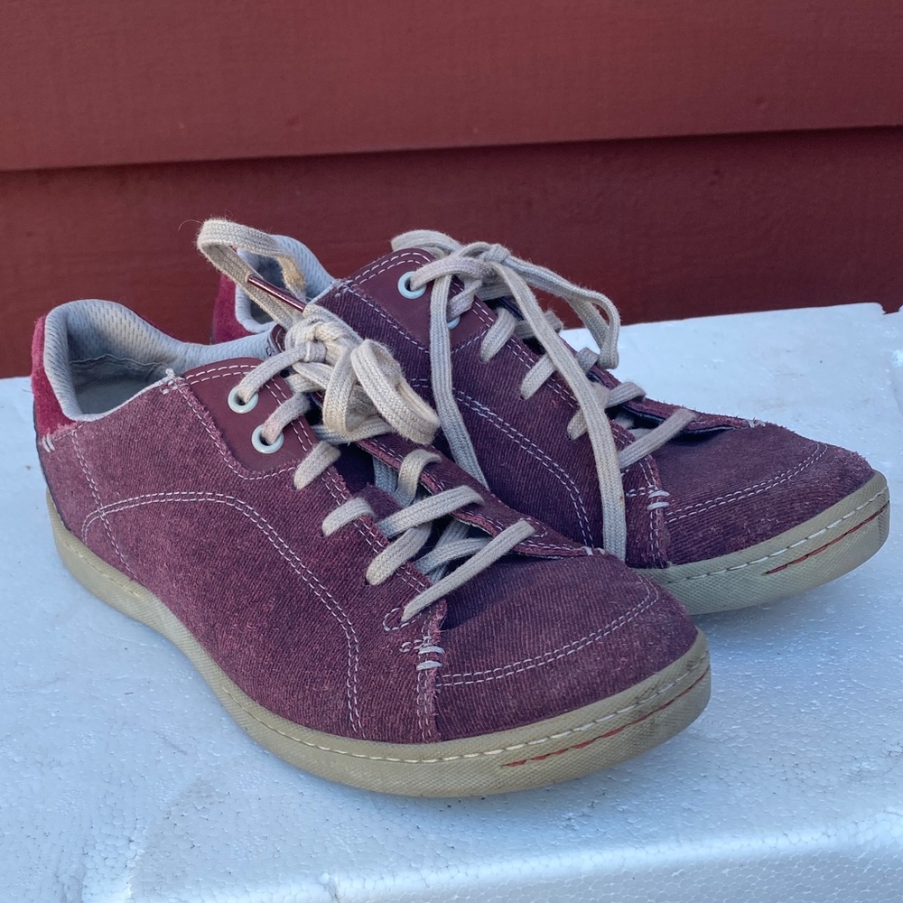 Ahnu F8014G Women’s Burgundy Sneakers with Beige Laces Size 6